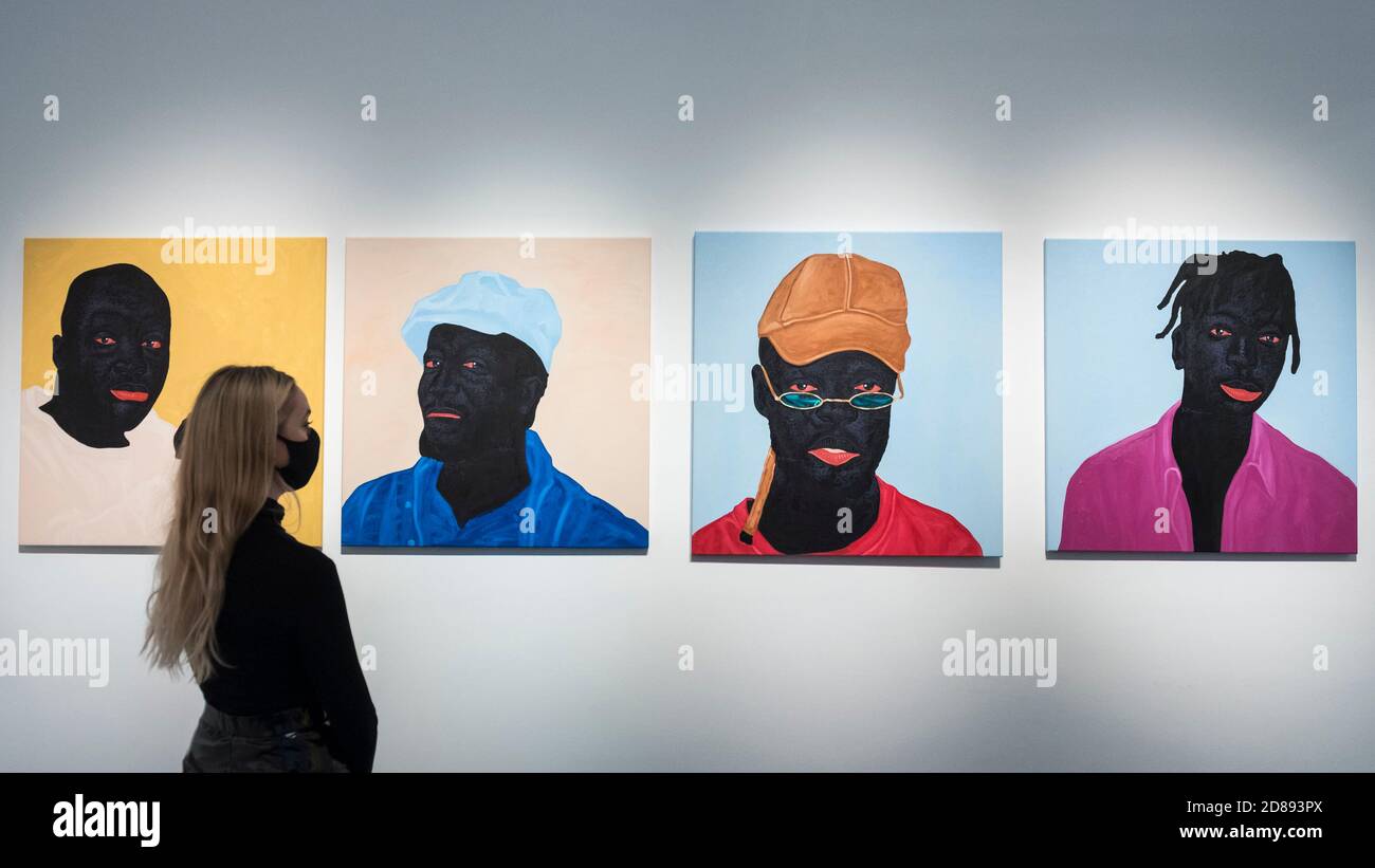 Londres, Royaume-Uni. 28 octobre 2020. Un membre du personnel pose à l'avant-première de « devenir aussi bien que être », une exposition de nouvelles œuvres du peintre ghanéen Kwesi Botchway, dont beaucoup ont été créées pendant le confinement pandémique de la COVID-19. Organisée par Ekow Eshun à l'inauguration de l'espace londonien de la Galerie 1957, l'exposition se déroule du 28 octobre au 13 décembre. Credit: Stephen Chung / Alamy Live News Banque D'Images Londres, Royaume-Uni. 28 octobre 2020. Un membre du personnel pose à l'avant-première de « devenir aussi bien que être », une exposition de nouvelles œuvres du peintre ghanéen Kwesi Botchway, dont beaucoup ont été créées pendant le confinement pandémique de la COVID-19. Organisée par Ekow Eshun à l'inauguration de l'espace londonien de la Galerie 1957, l'exposition se déroule du 28 octobre au 13 décembre. Credit: Stephen Chung / Alamy Live News Banque D'Images