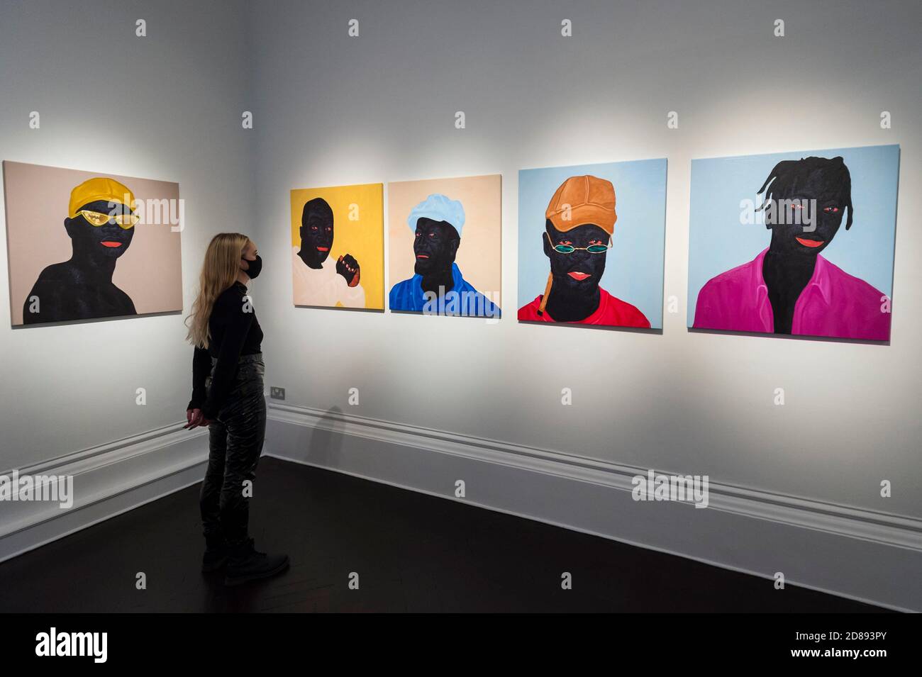 Londres, Royaume-Uni. 28 octobre 2020. Un membre du personnel pose à l'avant-première de « devenir aussi bien que être », une exposition de nouvelles œuvres du peintre ghanéen Kwesi Botchway, dont beaucoup ont été créées pendant le confinement pandémique de la COVID-19. Organisée par Ekow Eshun à l'inauguration de l'espace londonien de la Galerie 1957, l'exposition se déroule du 28 octobre au 13 décembre. Credit: Stephen Chung / Alamy Live News Banque D'Images Londres, Royaume-Uni. 28 octobre 2020. Un membre du personnel pose à l'avant-première de « devenir aussi bien que être », une exposition de nouvelles œuvres du peintre ghanéen Kwesi Botchway, dont beaucoup ont été créées pendant le confinement pandémique de la COVID-19. Organisée par Ekow Eshun à l'inauguration de l'espace londonien de la Galerie 1957, l'exposition se déroule du 28 octobre au 13 décembre. Credit: Stephen Chung / Alamy Live News Banque D'Images