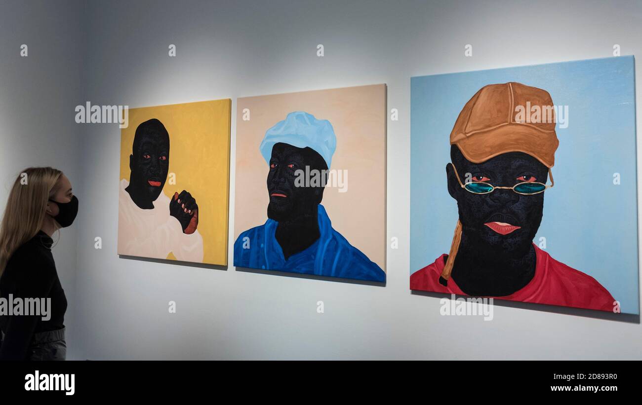 Londres, Royaume-Uni. 28 octobre 2020. Un membre du personnel pose à l'avant-première de « devenir aussi bien que être », une exposition de nouvelles œuvres du peintre ghanéen Kwesi Botchway, dont beaucoup ont été créées pendant le confinement pandémique de la COVID-19. Organisée par Ekow Eshun à l'inauguration de l'espace londonien de la Galerie 1957, l'exposition se déroule du 28 octobre au 13 décembre. Credit: Stephen Chung / Alamy Live News Banque D'Images Londres, Royaume-Uni. 28 octobre 2020. Un membre du personnel pose à l'avant-première de « devenir aussi bien que être », une exposition de nouvelles œuvres du peintre ghanéen Kwesi Botchway, dont beaucoup ont été créées pendant le confinement pandémique de la COVID-19. Organisée par Ekow Eshun à l'inauguration de l'espace londonien de la Galerie 1957, l'exposition se déroule du 28 octobre au 13 décembre. Credit: Stephen Chung / Alamy Live News Banque D'Images