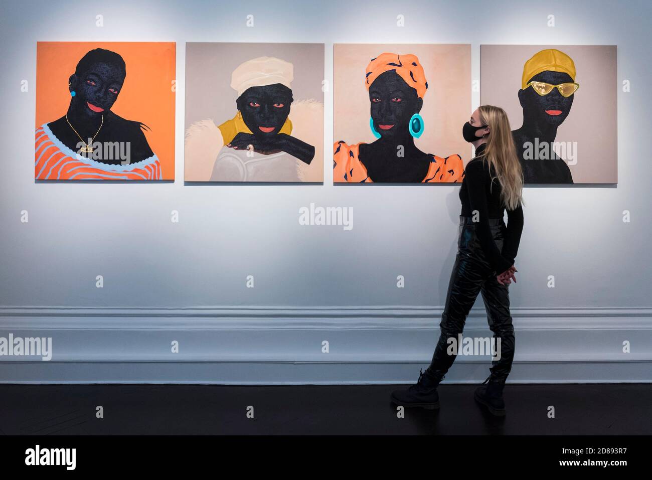 Londres, Royaume-Uni. 28 octobre 2020. Un membre du personnel pose à l'avant-première de « devenir aussi bien que être », une exposition de nouvelles œuvres du peintre ghanéen Kwesi Botchway, dont beaucoup ont été créées pendant le confinement pandémique de la COVID-19. Organisée par Ekow Eshun à l'inauguration de l'espace londonien de la Galerie 1957, l'exposition se déroule du 28 octobre au 13 décembre. Credit: Stephen Chung / Alamy Live News Banque D'Images Londres, Royaume-Uni. 28 octobre 2020. Un membre du personnel pose à l'avant-première de « devenir aussi bien que être », une exposition de nouvelles œuvres du peintre ghanéen Kwesi Botchway, dont beaucoup ont été créées pendant le confinement pandémique de la COVID-19. Organisée par Ekow Eshun à l'inauguration de l'espace londonien de la Galerie 1957, l'exposition se déroule du 28 octobre au 13 décembre. Credit: Stephen Chung / Alamy Live News Banque D'Images