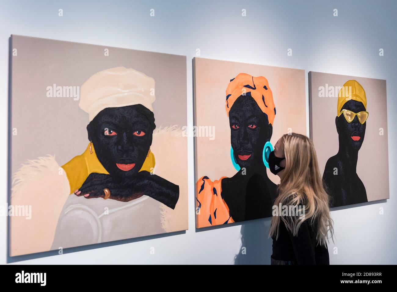Londres, Royaume-Uni. 28 octobre 2020. Un membre du personnel pose à l'avant-première de « devenir aussi bien que être », une exposition de nouvelles œuvres du peintre ghanéen Kwesi Botchway, dont beaucoup ont été créées pendant le confinement pandémique de la COVID-19. Organisée par Ekow Eshun à l'inauguration de l'espace londonien de la Galerie 1957, l'exposition se déroule du 28 octobre au 13 décembre. Credit: Stephen Chung / Alamy Live News Banque D'Images Londres, Royaume-Uni. 28 octobre 2020. Un membre du personnel pose à l'avant-première de « devenir aussi bien que être », une exposition de nouvelles œuvres du peintre ghanéen Kwesi Botchway, dont beaucoup ont été créées pendant le confinement pandémique de la COVID-19. Organisée par Ekow Eshun à l'inauguration de l'espace londonien de la Galerie 1957, l'exposition se déroule du 28 octobre au 13 décembre. Credit: Stephen Chung / Alamy Live News Banque D'Images