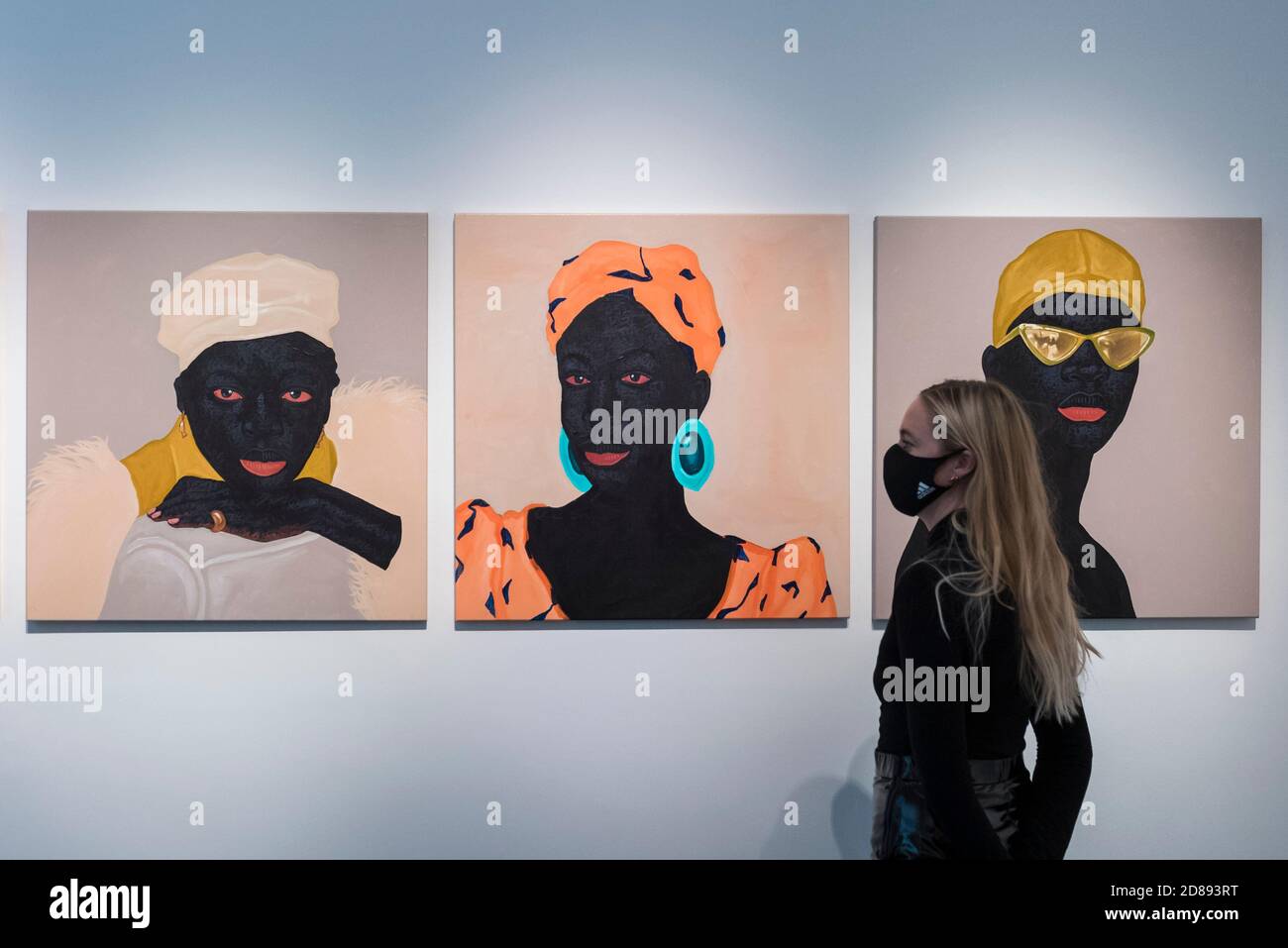 Londres, Royaume-Uni. 28 octobre 2020. Un membre du personnel pose à l'avant-première de « devenir aussi bien que être », une exposition de nouvelles œuvres du peintre ghanéen Kwesi Botchway, dont beaucoup ont été créées pendant le confinement pandémique de la COVID-19. Organisée par Ekow Eshun à l'inauguration de l'espace londonien de la Galerie 1957, l'exposition se déroule du 28 octobre au 13 décembre. Credit: Stephen Chung / Alamy Live News Banque D'Images Londres, Royaume-Uni. 28 octobre 2020. Un membre du personnel pose à l'avant-première de « devenir aussi bien que être », une exposition de nouvelles œuvres du peintre ghanéen Kwesi Botchway, dont beaucoup ont été créées pendant le confinement pandémique de la COVID-19. Organisée par Ekow Eshun à l'inauguration de l'espace londonien de la Galerie 1957, l'exposition se déroule du 28 octobre au 13 décembre. Credit: Stephen Chung / Alamy Live News Banque D'Images