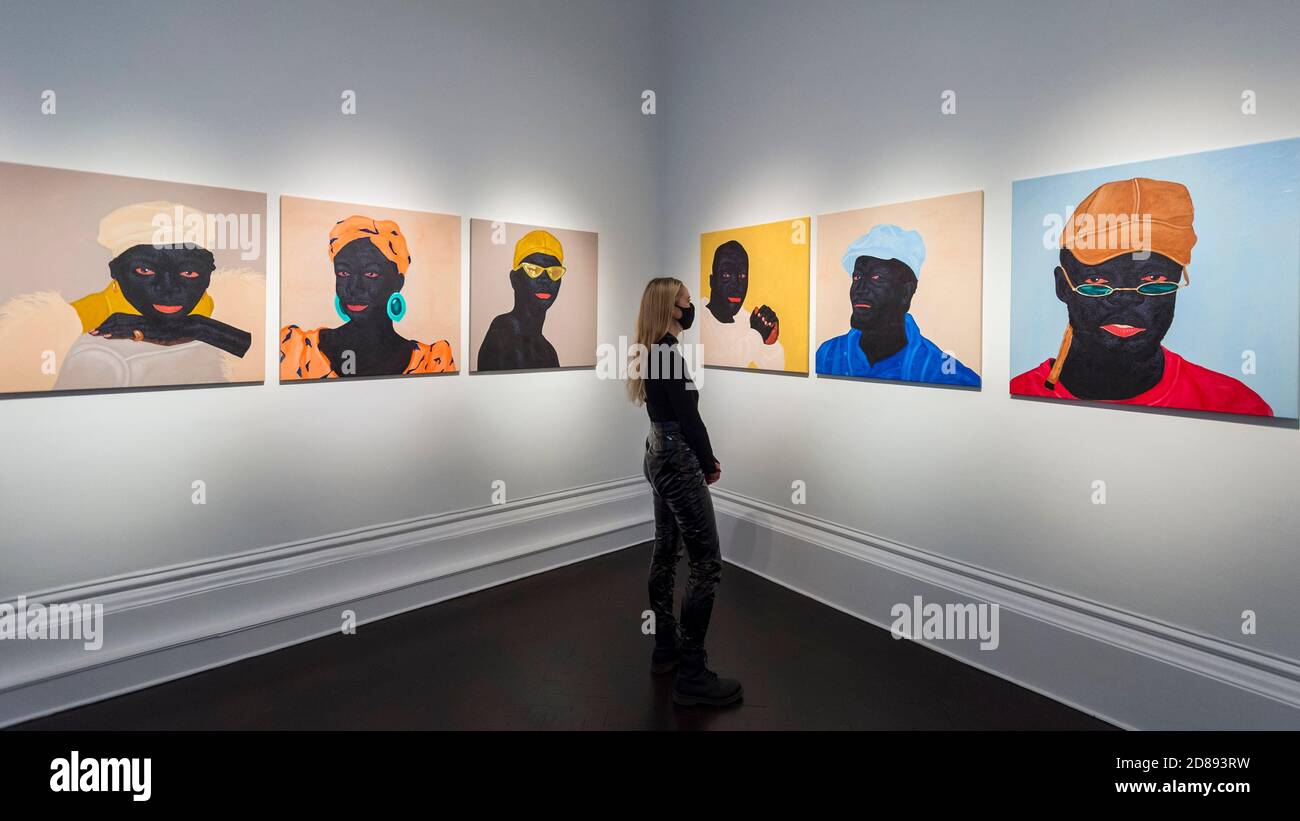 Londres, Royaume-Uni. 28 octobre 2020. Un membre du personnel pose à l'avant-première de « devenir aussi bien que être », une exposition de nouvelles œuvres du peintre ghanéen Kwesi Botchway, dont beaucoup ont été créées pendant le confinement pandémique de la COVID-19. Organisée par Ekow Eshun à l'inauguration de l'espace londonien de la Galerie 1957, l'exposition se déroule du 28 octobre au 13 décembre. Credit: Stephen Chung / Alamy Live News Banque D'Images Londres, Royaume-Uni. 28 octobre 2020. Un membre du personnel pose à l'avant-première de « devenir aussi bien que être », une exposition de nouvelles œuvres du peintre ghanéen Kwesi Botchway, dont beaucoup ont été créées pendant le confinement pandémique de la COVID-19. Organisée par Ekow Eshun à l'inauguration de l'espace londonien de la Galerie 1957, l'exposition se déroule du 28 octobre au 13 décembre. Credit: Stephen Chung / Alamy Live News Banque D'Images