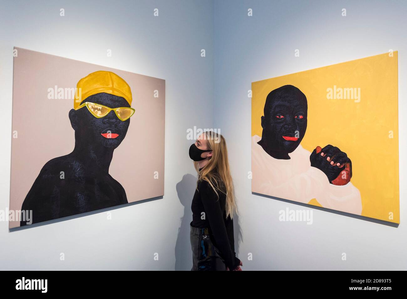 Londres, Royaume-Uni. 28 octobre 2020. Un membre du personnel pose à l'avant-première de « devenir aussi bien que être », une exposition de nouvelles œuvres du peintre ghanéen Kwesi Botchway, dont beaucoup ont été créées pendant le confinement pandémique de la COVID-19. Organisée par Ekow Eshun à l'inauguration de l'espace londonien de la Galerie 1957, l'exposition se déroule du 28 octobre au 13 décembre. Credit: Stephen Chung / Alamy Live News Banque D'Images Londres, Royaume-Uni. 28 octobre 2020. Un membre du personnel pose à l'avant-première de « devenir aussi bien que être », une exposition de nouvelles œuvres du peintre ghanéen Kwesi Botchway, dont beaucoup ont été créées pendant le confinement pandémique de la COVID-19. Organisée par Ekow Eshun à l'inauguration de l'espace londonien de la Galerie 1957, l'exposition se déroule du 28 octobre au 13 décembre. Credit: Stephen Chung / Alamy Live News Banque D'Images
