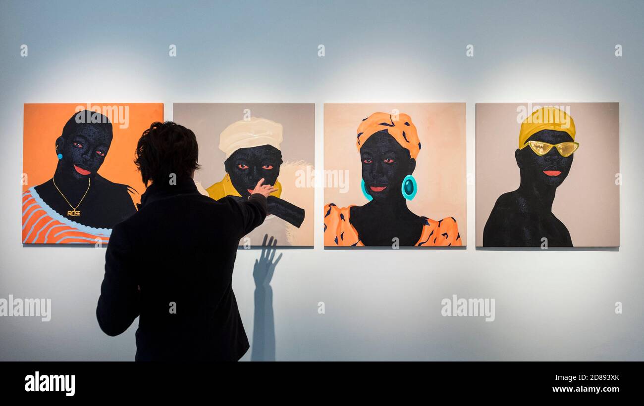 Londres, Royaume-Uni. 28 octobre 2020. Un membre du personnel pose à l'avant-première de « devenir aussi bien que être », une exposition de nouvelles œuvres du peintre ghanéen Kwesi Botchway, dont beaucoup ont été créées pendant le confinement pandémique de la COVID-19. Organisée par Ekow Eshun à l'inauguration de l'espace londonien de la Galerie 1957, l'exposition se déroule du 28 octobre au 13 décembre. Credit: Stephen Chung / Alamy Live News Banque D'Images Londres, Royaume-Uni. 28 octobre 2020. Un membre du personnel pose à l'avant-première de « devenir aussi bien que être », une exposition de nouvelles œuvres du peintre ghanéen Kwesi Botchway, dont beaucoup ont été créées pendant le confinement pandémique de la COVID-19. Organisée par Ekow Eshun à l'inauguration de l'espace londonien de la Galerie 1957, l'exposition se déroule du 28 octobre au 13 décembre. Credit: Stephen Chung / Alamy Live News Banque D'Images