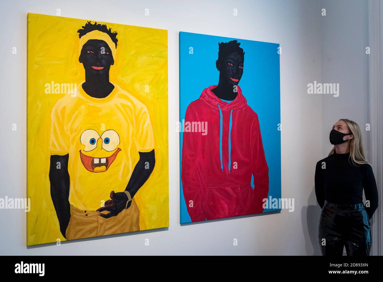 Londres, Royaume-Uni. 28 octobre 2020. Un membre du personnel pose à l'avant-première de « devenir aussi bien que être », une exposition de nouvelles œuvres du peintre ghanéen Kwesi Botchway, dont beaucoup ont été créées pendant le confinement pandémique de la COVID-19. Organisée par Ekow Eshun à l'inauguration de l'espace londonien de la Galerie 1957, l'exposition se déroule du 28 octobre au 13 décembre. Credit: Stephen Chung / Alamy Live News Banque D'Images Londres, Royaume-Uni. 28 octobre 2020. Un membre du personnel pose à l'avant-première de « devenir aussi bien que être », une exposition de nouvelles œuvres du peintre ghanéen Kwesi Botchway, dont beaucoup ont été créées pendant le confinement pandémique de la COVID-19. Organisée par Ekow Eshun à l'inauguration de l'espace londonien de la Galerie 1957, l'exposition se déroule du 28 octobre au 13 décembre. Credit: Stephen Chung / Alamy Live News Banque D'Images