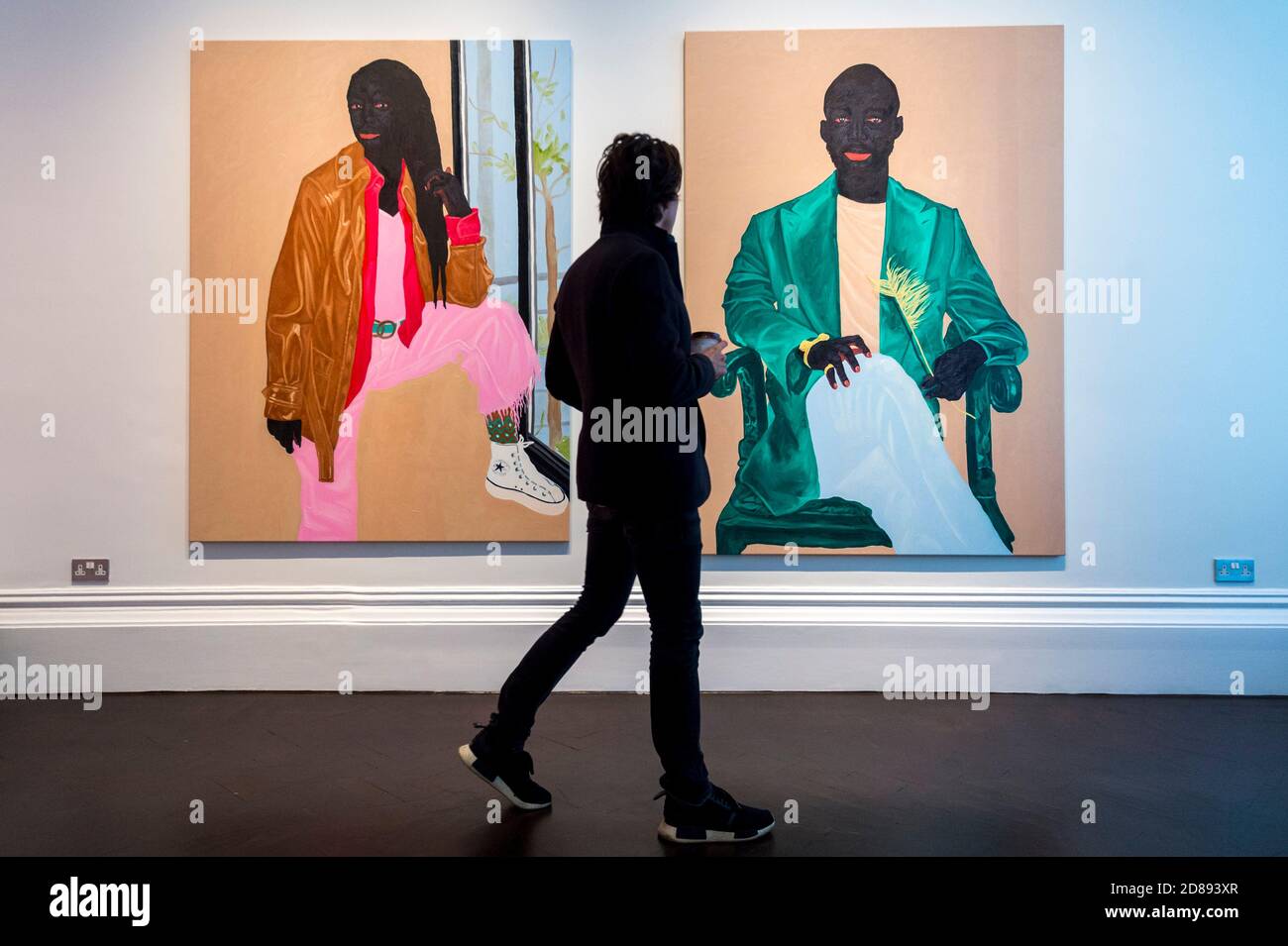 Londres, Royaume-Uni. 28 octobre 2020. Un membre du personnel pose à l'avant-première de « devenir aussi bien que être », une exposition de nouvelles œuvres du peintre ghanéen Kwesi Botchway, dont beaucoup ont été créées pendant le confinement pandémique de la COVID-19. Organisée par Ekow Eshun à l'inauguration de l'espace londonien de la Galerie 1957, l'exposition se déroule du 28 octobre au 13 décembre. Credit: Stephen Chung / Alamy Live News Banque D'Images Londres, Royaume-Uni. 28 octobre 2020. Un membre du personnel pose à l'avant-première de « devenir aussi bien que être », une exposition de nouvelles œuvres du peintre ghanéen Kwesi Botchway, dont beaucoup ont été créées pendant le confinement pandémique de la COVID-19. Organisée par Ekow Eshun à l'inauguration de l'espace londonien de la Galerie 1957, l'exposition se déroule du 28 octobre au 13 décembre. Credit: Stephen Chung / Alamy Live News Banque D'Images