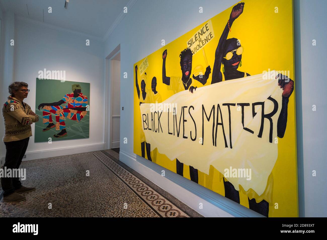 Londres, Royaume-Uni. 28 octobre 2020. Un membre du personnel pose à l'avant-première de « devenir aussi bien que être », une exposition de nouvelles œuvres du peintre ghanéen Kwesi Botchway, dont beaucoup ont été créées pendant le confinement pandémique de la COVID-19. Organisée par Ekow Eshun à l'inauguration de l'espace londonien de la Galerie 1957, l'exposition se déroule du 28 octobre au 13 décembre. Credit: Stephen Chung / Alamy Live News Banque D'Images Londres, Royaume-Uni. 28 octobre 2020. Un membre du personnel pose à l'avant-première de « devenir aussi bien que être », une exposition de nouvelles œuvres du peintre ghanéen Kwesi Botchway, dont beaucoup ont été créées pendant le confinement pandémique de la COVID-19. Organisée par Ekow Eshun à l'inauguration de l'espace londonien de la Galerie 1957, l'exposition se déroule du 28 octobre au 13 décembre. Credit: Stephen Chung / Alamy Live News Banque D'Images