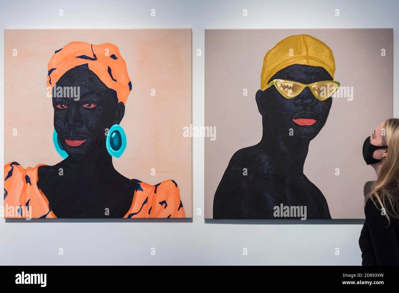 Londres, Royaume-Uni. 28 octobre 2020. Un membre du personnel pose à l'avant-première de « devenir aussi bien que être », une exposition de nouvelles œuvres du peintre ghanéen Kwesi Botchway, dont beaucoup ont été créées pendant le confinement pandémique de la COVID-19. Organisée par Ekow Eshun à l'inauguration de l'espace londonien de la Galerie 1957, l'exposition se déroule du 28 octobre au 13 décembre. Credit: Stephen Chung / Alamy Live News Banque D'Images Londres, Royaume-Uni. 28 octobre 2020. Un membre du personnel pose à l'avant-première de « devenir aussi bien que être », une exposition de nouvelles œuvres du peintre ghanéen Kwesi Botchway, dont beaucoup ont été créées pendant le confinement pandémique de la COVID-19. Organisée par Ekow Eshun à l'inauguration de l'espace londonien de la Galerie 1957, l'exposition se déroule du 28 octobre au 13 décembre. Credit: Stephen Chung / Alamy Live News Banque D'Images