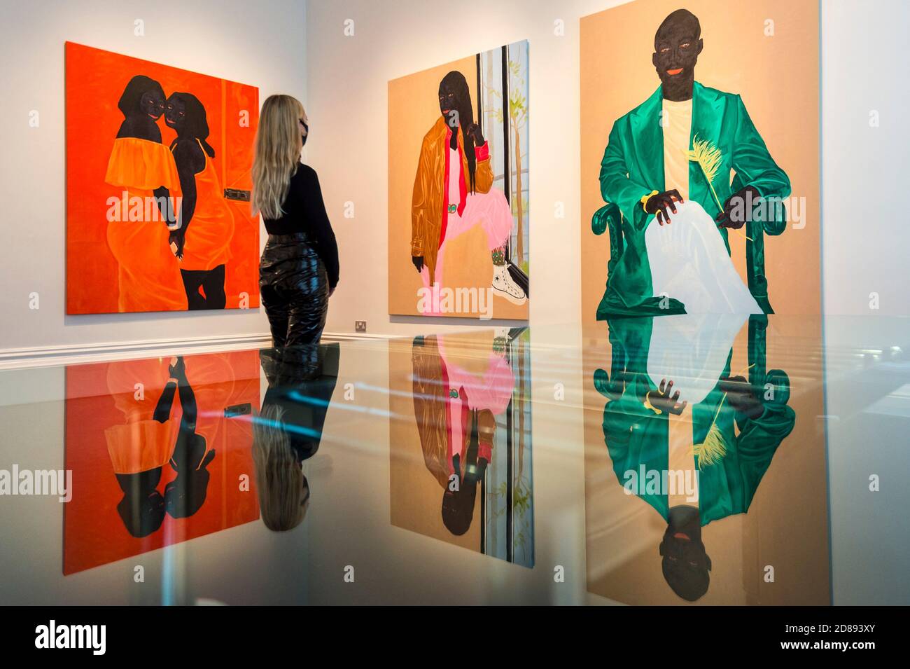 Londres, Royaume-Uni. 28 octobre 2020. Un membre du personnel pose à l'avant-première de « devenir aussi bien que être », une exposition de nouvelles œuvres du peintre ghanéen Kwesi Botchway, dont beaucoup ont été créées pendant le confinement pandémique de la COVID-19. Organisée par Ekow Eshun à l'inauguration de l'espace londonien de la Galerie 1957, l'exposition se déroule du 28 octobre au 13 décembre. Credit: Stephen Chung / Alamy Live News Banque D'Images Londres, Royaume-Uni. 28 octobre 2020. Un membre du personnel pose à l'avant-première de « devenir aussi bien que être », une exposition de nouvelles œuvres du peintre ghanéen Kwesi Botchway, dont beaucoup ont été créées pendant le confinement pandémique de la COVID-19. Organisée par Ekow Eshun à l'inauguration de l'espace londonien de la Galerie 1957, l'exposition se déroule du 28 octobre au 13 décembre. Credit: Stephen Chung / Alamy Live News Banque D'Images