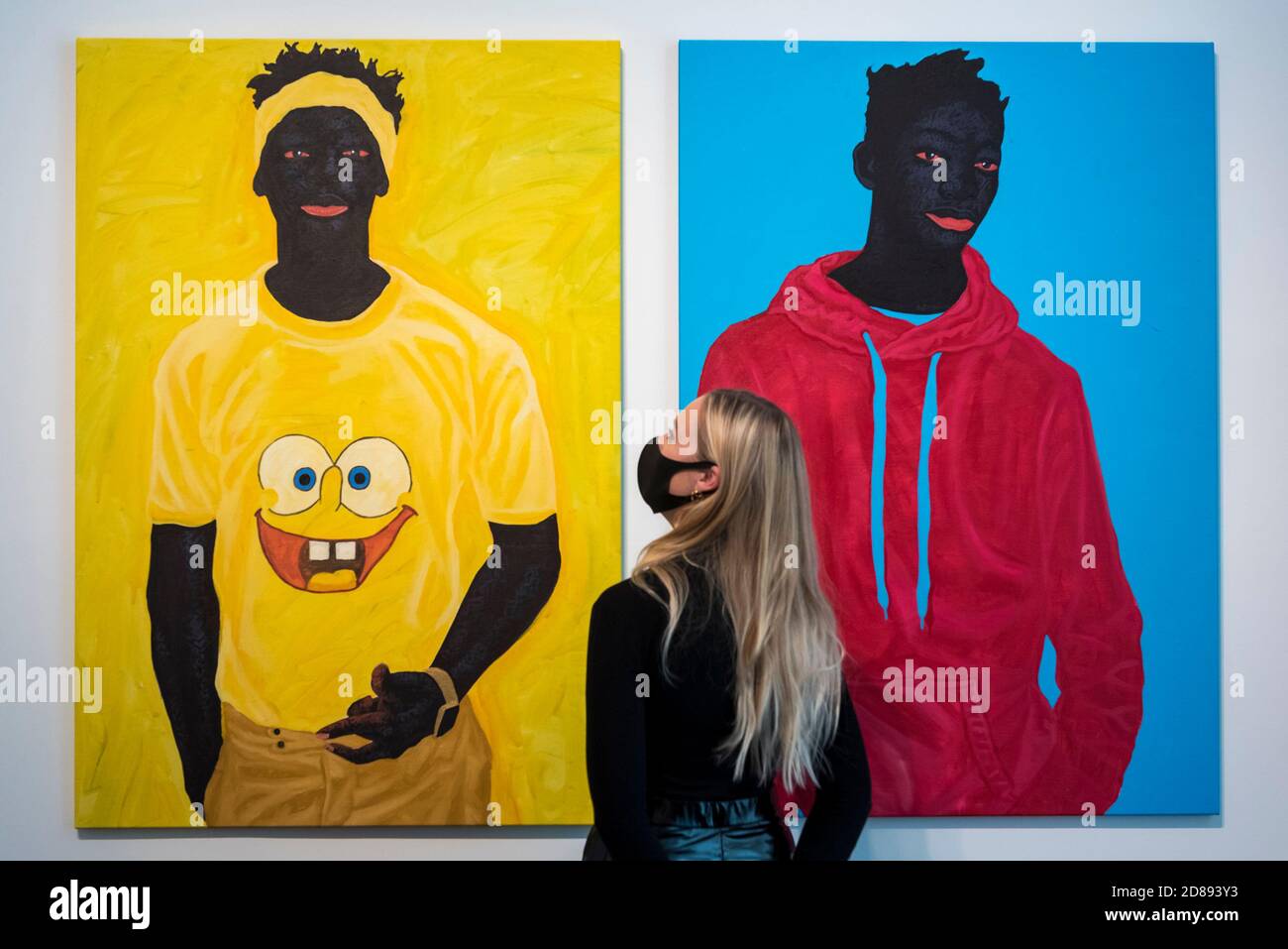 Londres, Royaume-Uni. 28 octobre 2020. Un membre du personnel pose à l'avant-première de « devenir aussi bien que être », une exposition de nouvelles œuvres du peintre ghanéen Kwesi Botchway, dont beaucoup ont été créées pendant le confinement pandémique de la COVID-19. Organisée par Ekow Eshun à l'inauguration de l'espace londonien de la Galerie 1957, l'exposition se déroule du 28 octobre au 13 décembre. Credit: Stephen Chung / Alamy Live News Banque D'Images Londres, Royaume-Uni. 28 octobre 2020. Un membre du personnel pose à l'avant-première de « devenir aussi bien que être », une exposition de nouvelles œuvres du peintre ghanéen Kwesi Botchway, dont beaucoup ont été créées pendant le confinement pandémique de la COVID-19. Organisée par Ekow Eshun à l'inauguration de l'espace londonien de la Galerie 1957, l'exposition se déroule du 28 octobre au 13 décembre. Credit: Stephen Chung / Alamy Live News Banque D'Images