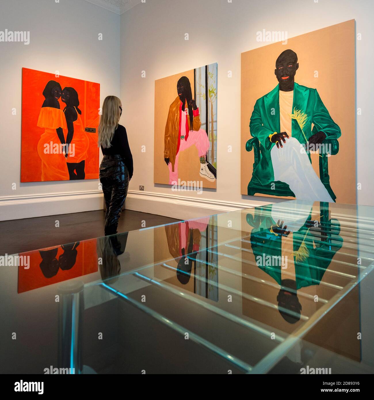 Londres, Royaume-Uni. 28 octobre 2020. Un membre du personnel pose à l'avant-première de « devenir aussi bien que être », une exposition de nouvelles œuvres du peintre ghanéen Kwesi Botchway, dont beaucoup ont été créées pendant le confinement pandémique de la COVID-19. Organisée par Ekow Eshun à l'inauguration de l'espace londonien de la Galerie 1957, l'exposition se déroule du 28 octobre au 13 décembre. Credit: Stephen Chung / Alamy Live News Banque D'Images Londres, Royaume-Uni. 28 octobre 2020. Un membre du personnel pose à l'avant-première de « devenir aussi bien que être », une exposition de nouvelles œuvres du peintre ghanéen Kwesi Botchway, dont beaucoup ont été créées pendant le confinement pandémique de la COVID-19. Organisée par Ekow Eshun à l'inauguration de l'espace londonien de la Galerie 1957, l'exposition se déroule du 28 octobre au 13 décembre. Credit: Stephen Chung / Alamy Live News Banque D'Images