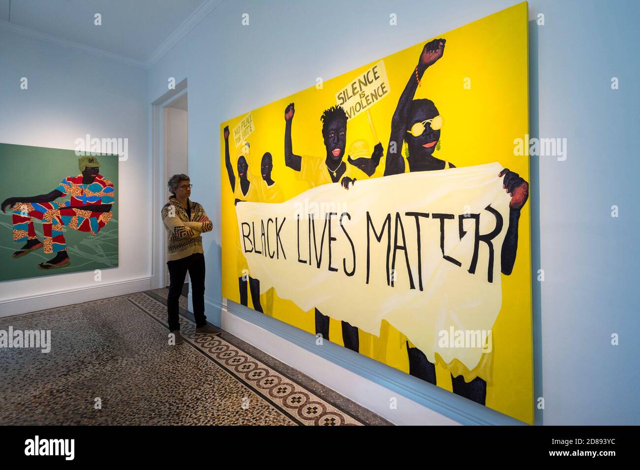 Londres, Royaume-Uni. 28 octobre 2020. Un membre du personnel pose à l'avant-première de « devenir aussi bien que être », une exposition de nouvelles œuvres du peintre ghanéen Kwesi Botchway, dont beaucoup ont été créées pendant le confinement pandémique de la COVID-19. Organisée par Ekow Eshun à l'inauguration de l'espace londonien de la Galerie 1957, l'exposition se déroule du 28 octobre au 13 décembre. Credit: Stephen Chung / Alamy Live News Banque D'Images Londres, Royaume-Uni. 28 octobre 2020. Un membre du personnel pose à l'avant-première de « devenir aussi bien que être », une exposition de nouvelles œuvres du peintre ghanéen Kwesi Botchway, dont beaucoup ont été créées pendant le confinement pandémique de la COVID-19. Organisée par Ekow Eshun à l'inauguration de l'espace londonien de la Galerie 1957, l'exposition se déroule du 28 octobre au 13 décembre. Credit: Stephen Chung / Alamy Live News Banque D'Images