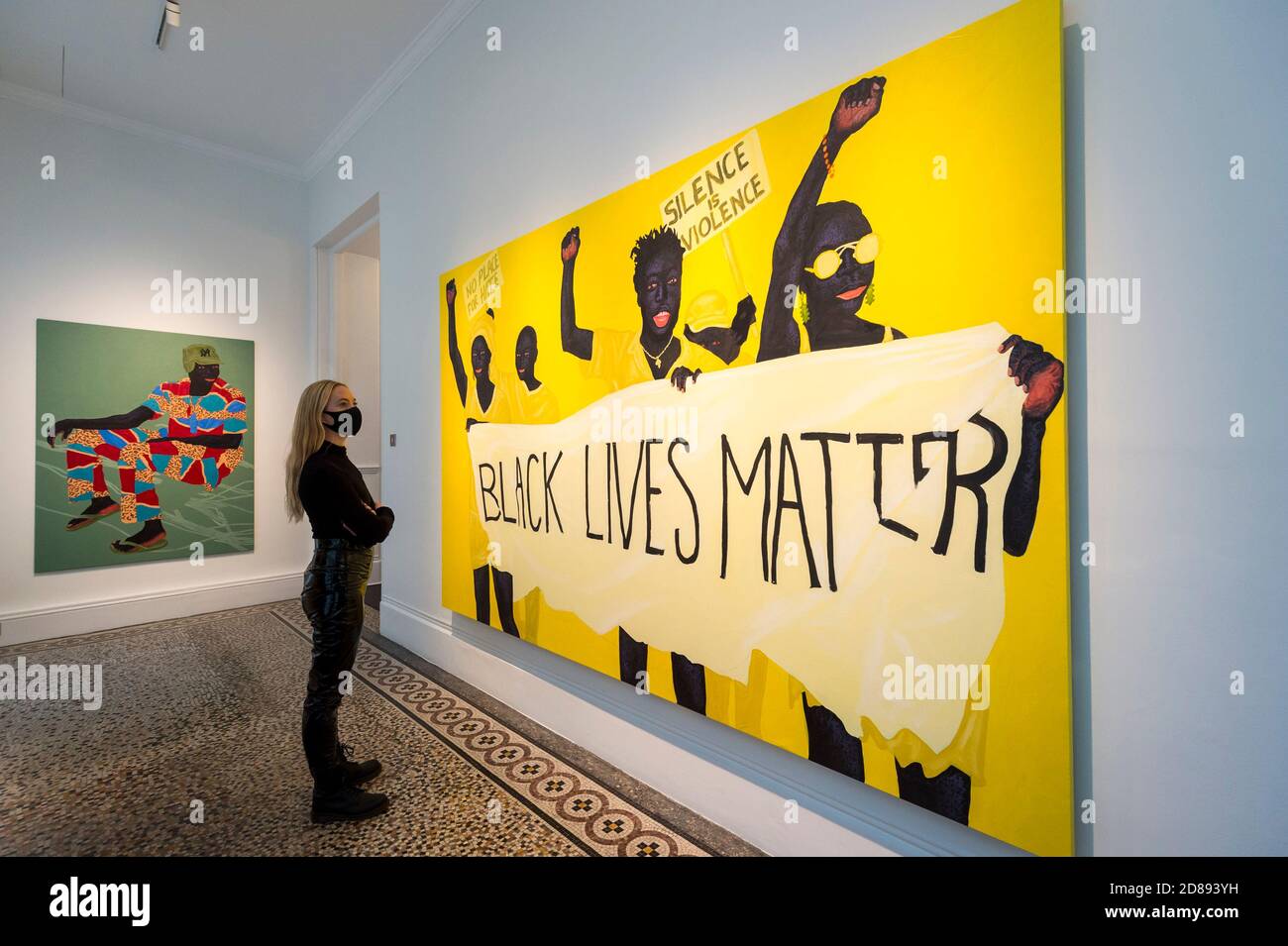 Londres, Royaume-Uni. 28 octobre 2020. Un membre du personnel pose à l'avant-première de « devenir aussi bien que être », une exposition de nouvelles œuvres du peintre ghanéen Kwesi Botchway, dont beaucoup ont été créées pendant le confinement pandémique de la COVID-19. Organisée par Ekow Eshun à l'inauguration de l'espace londonien de la Galerie 1957, l'exposition se déroule du 28 octobre au 13 décembre. Credit: Stephen Chung / Alamy Live News Banque D'Images Londres, Royaume-Uni. 28 octobre 2020. Un membre du personnel pose à l'avant-première de « devenir aussi bien que être », une exposition de nouvelles œuvres du peintre ghanéen Kwesi Botchway, dont beaucoup ont été créées pendant le confinement pandémique de la COVID-19. Organisée par Ekow Eshun à l'inauguration de l'espace londonien de la Galerie 1957, l'exposition se déroule du 28 octobre au 13 décembre. Credit: Stephen Chung / Alamy Live News Banque D'Images