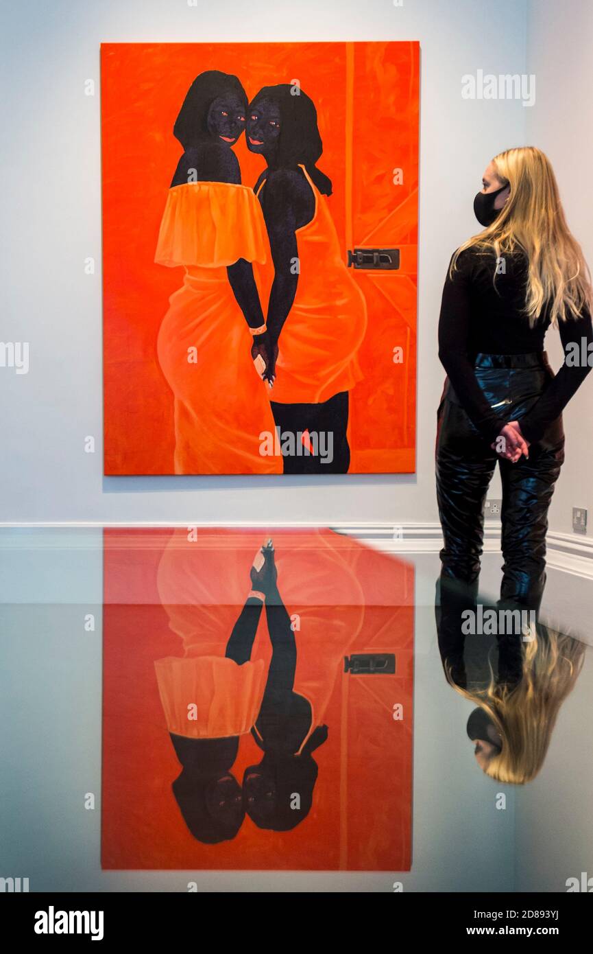 Londres, Royaume-Uni. 28 octobre 2020. Un membre du personnel pose à l'avant-première de « devenir aussi bien que être », une exposition de nouvelles œuvres du peintre ghanéen Kwesi Botchway, dont beaucoup ont été créées pendant le confinement pandémique de la COVID-19. Organisée par Ekow Eshun à l'inauguration de l'espace londonien de la Galerie 1957, l'exposition se déroule du 28 octobre au 13 décembre. Credit: Stephen Chung / Alamy Live News Banque D'Images Londres, Royaume-Uni. 28 octobre 2020. Un membre du personnel pose à l'avant-première de « devenir aussi bien que être », une exposition de nouvelles œuvres du peintre ghanéen Kwesi Botchway, dont beaucoup ont été créées pendant le confinement pandémique de la COVID-19. Organisée par Ekow Eshun à l'inauguration de l'espace londonien de la Galerie 1957, l'exposition se déroule du 28 octobre au 13 décembre. Credit: Stephen Chung / Alamy Live News Banque D'Images