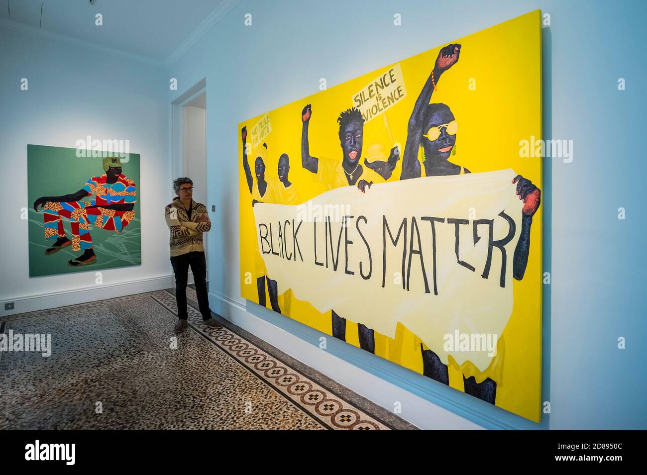 Londres, Royaume-Uni. 28 octobre 2020. Blacklivesmatter (Divine protestatant), 2020 - devenir une nouvelle exposition du peintre ghanéen Kwesi Botchway. Organisée par Ekow Eshun, elle se trouve à la Galerie 1957 de Hyde Park Gate. Créées en résidence dans l'espace du Ghana, principalement sous des restrictions de confinement pendant la pandémie COVID-19, les travaux reflètent un moment de préoccupation de survie ainsi que des troubles politiques et raciaux mondiaux. Crédit : Guy Bell/Alay Live News Banque D'Images