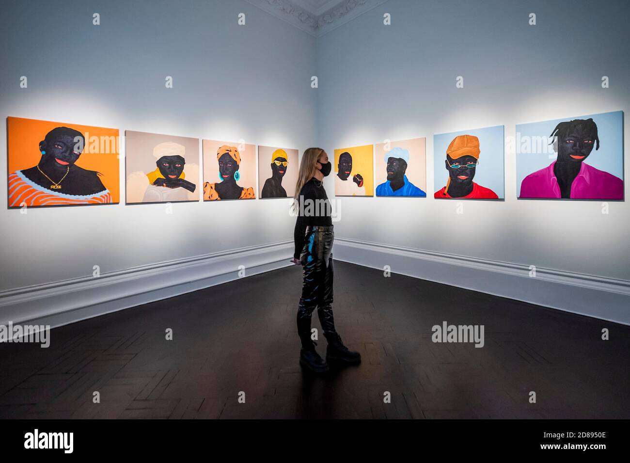 Londres, Royaume-Uni. 28 octobre 2020. Devenir une nouvelle exposition du peintre ghanéen Kwesi Botchway. Organisée par Ekow Eshun, elle se trouve à la Galerie 1957 de Hyde Park Gate. Créées en résidence dans l'espace du Ghana, principalement sous des restrictions de confinement pendant la pandémie COVID-19, les travaux reflètent un moment de préoccupation de survie ainsi que des troubles politiques et raciaux mondiaux. Crédit : Guy Bell/Alay Live News Banque D'Images