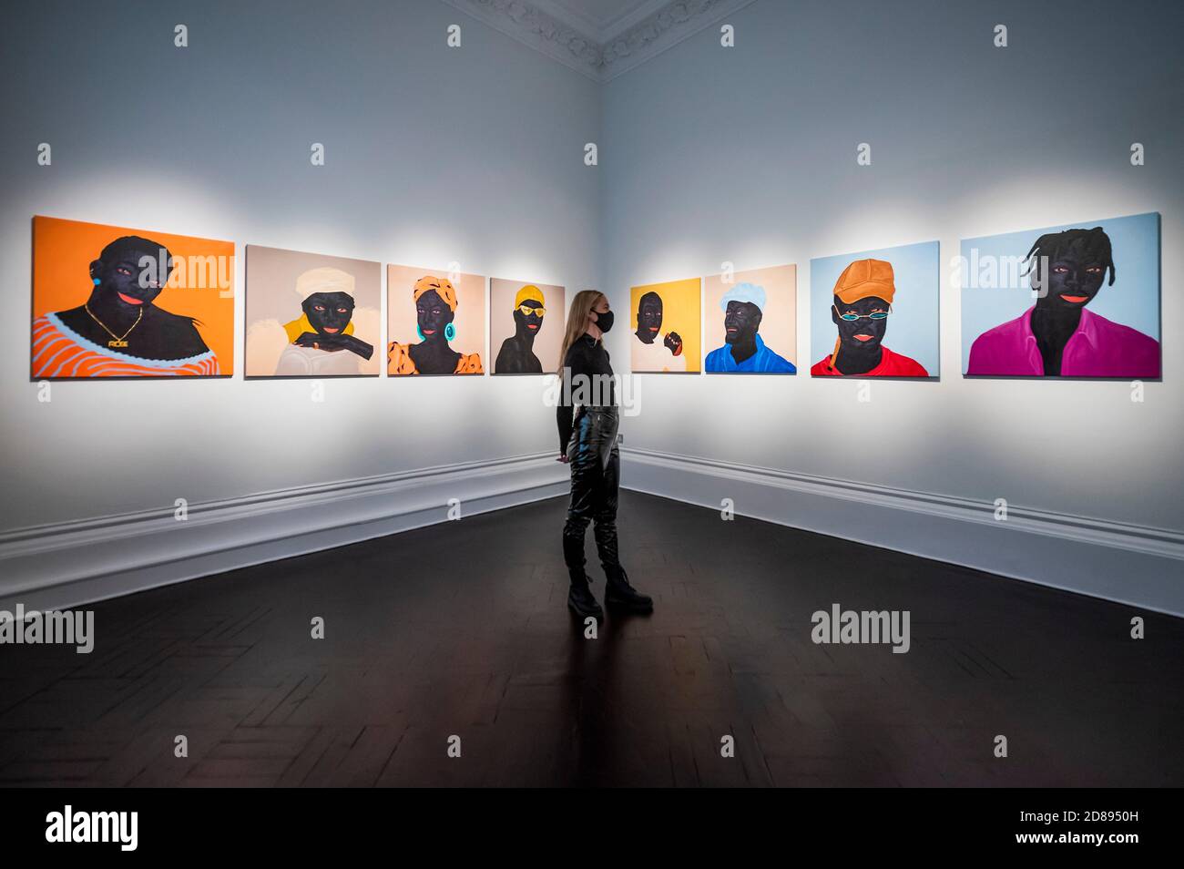Londres, Royaume-Uni. 28 octobre 2020. Devenir une nouvelle exposition du peintre ghanéen Kwesi Botchway. Organisée par Ekow Eshun, elle se trouve à la Galerie 1957 de Hyde Park Gate. Créées en résidence dans l'espace du Ghana, principalement sous des restrictions de confinement pendant la pandémie COVID-19, les travaux reflètent un moment de préoccupation de survie ainsi que des troubles politiques et raciaux mondiaux. Crédit : Guy Bell/Alay Live News Banque D'Images