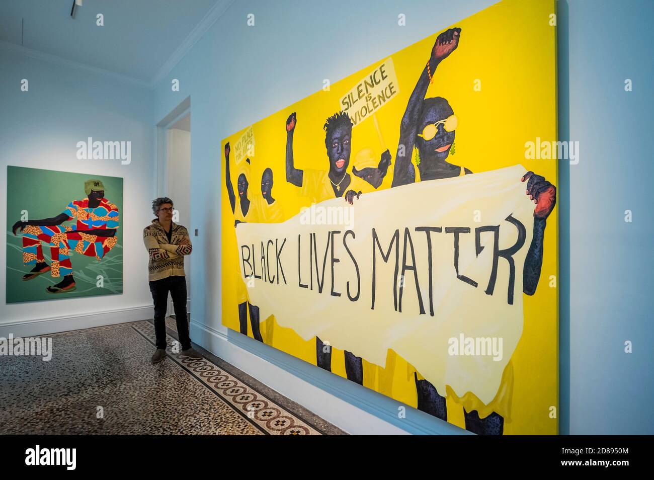 Londres, Royaume-Uni. 28 octobre 2020. Blacklivesmatter (Divine protestatant), 2020 - devenir une nouvelle exposition du peintre ghanéen Kwesi Botchway. Organisée par Ekow Eshun, elle se trouve à la Galerie 1957 de Hyde Park Gate. Créées en résidence dans l'espace du Ghana, principalement sous des restrictions de confinement pendant la pandémie COVID-19, les travaux reflètent un moment de préoccupation de survie ainsi que des troubles politiques et raciaux mondiaux. Crédit : Guy Bell/Alay Live News Banque D'Images
