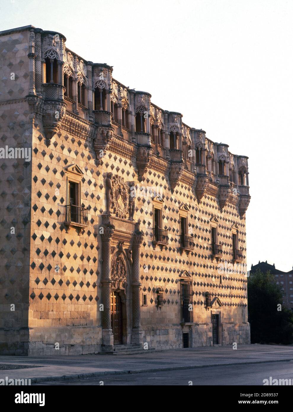 FACHADA DEL PALACIO DEL INFANTADO DECORADA CON PUNTAS DE DIAMANTE SIGLO XV Auteur JUAN GUAS