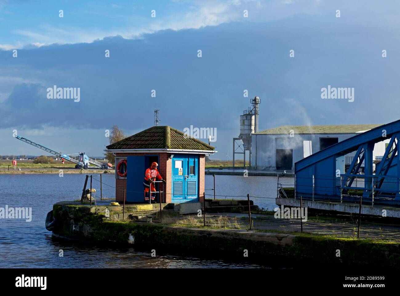 Homme ouvrant un pont tournant en fonte sur les docks de Goole, East Yorkshire, Angleterre Royaume-Uni Banque D'Images