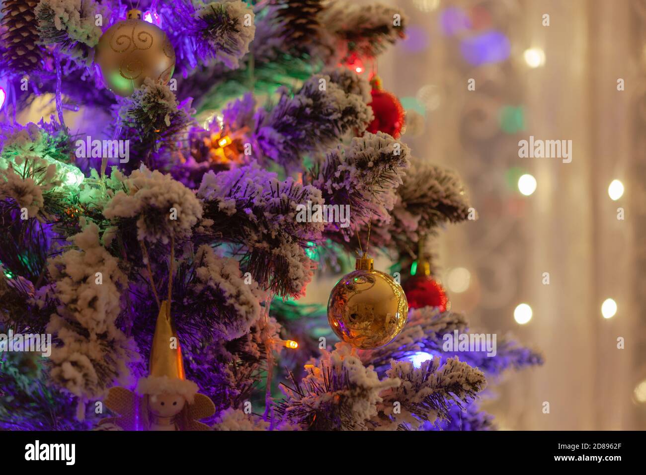 Magnifique sapin de Noël avec décorations de Noël Banque D'Images