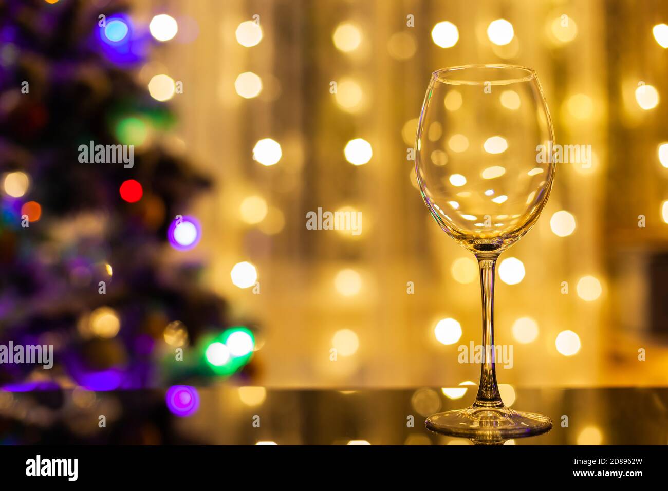 Vider le verre à vin sur le fond de l'arbre de Noël Banque D'Images