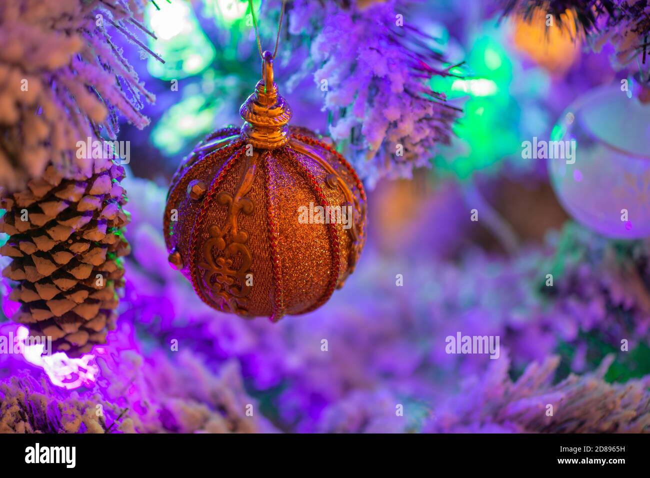 Magnifique boule de Noël sur l'arbre de Noël Banque D'Images