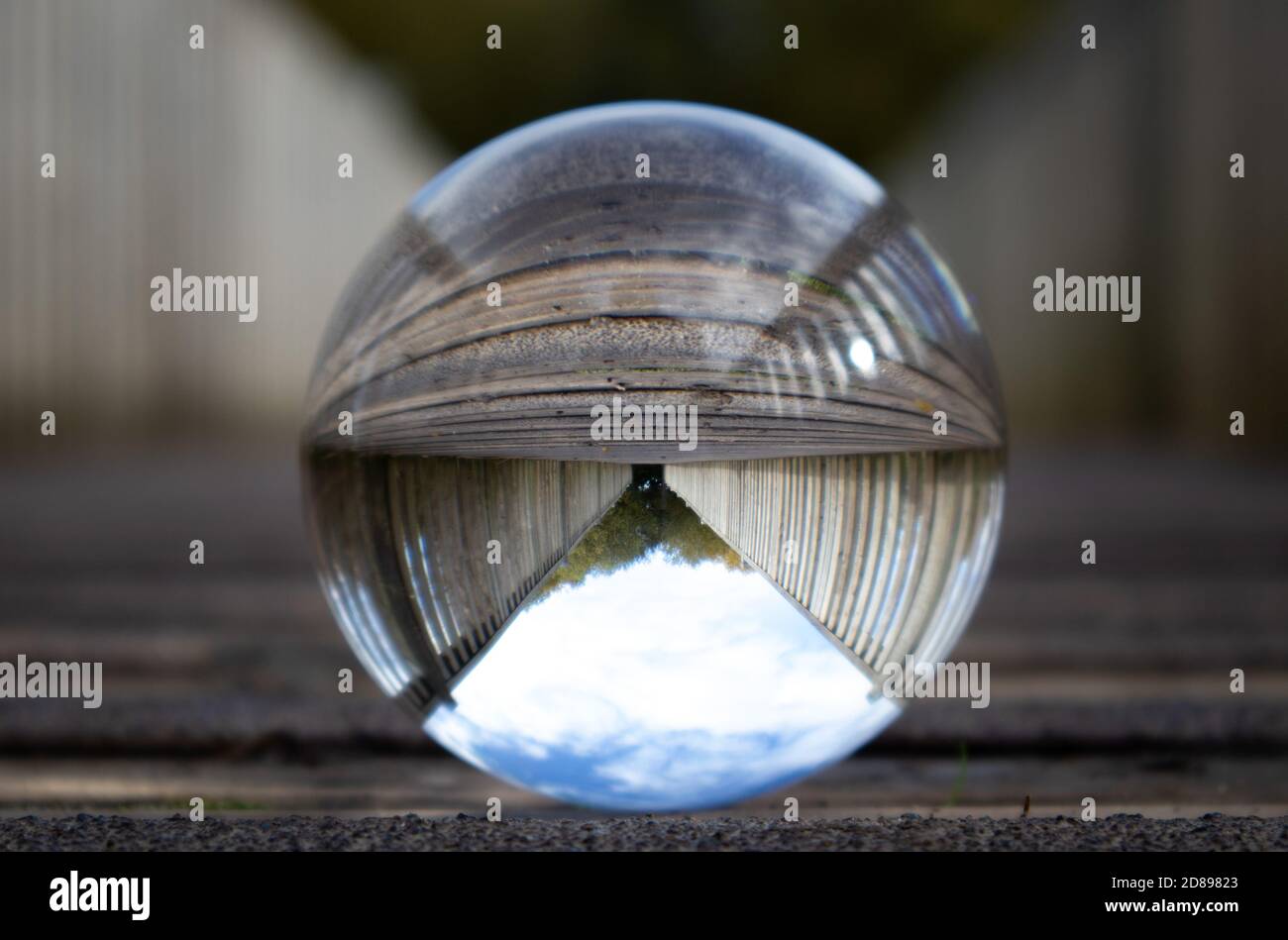 Pont à travers une boule de cristal Banque D'Images