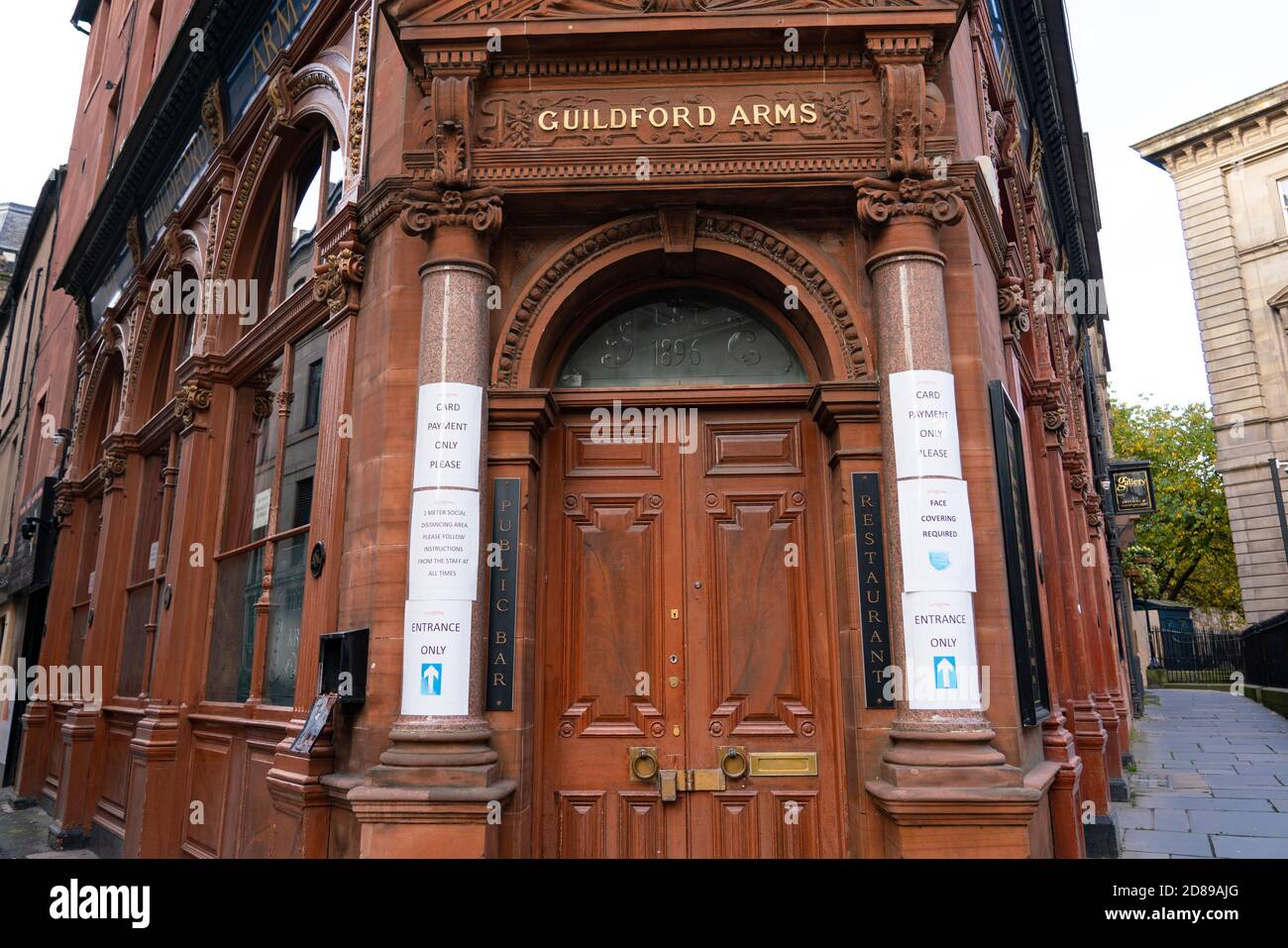 Édimbourg, Écosse, Royaume-Uni. 28 octobre 2020. Extérieur du bar historique Guildford Arms à Édimbourg qui a fermé. Les bars et les restaurants de la ceinture centrale d'Écosse ont été contraints de fermer par le gouvernement écossais lors d'un verrouillage prolongé des disjoncteurs. Iain Masterton/Alay Live News Banque D'Images