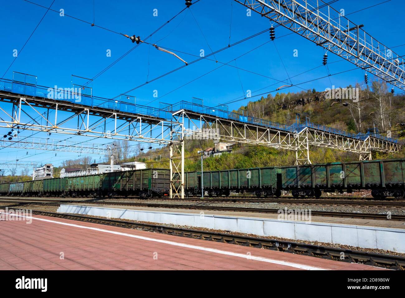 Mundybash, Russie-27 septembre 2019 : routes d'accès à la gare de Mundybash, Mundybash, Gornaya Shoriya, région de Kemerovo-Kuzbass, Russie Banque D'Images