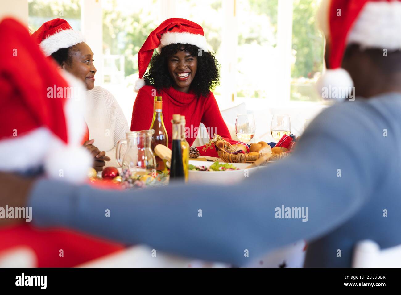 Famille de plusieurs générations avec dîner de noël ensemble Banque D'Images