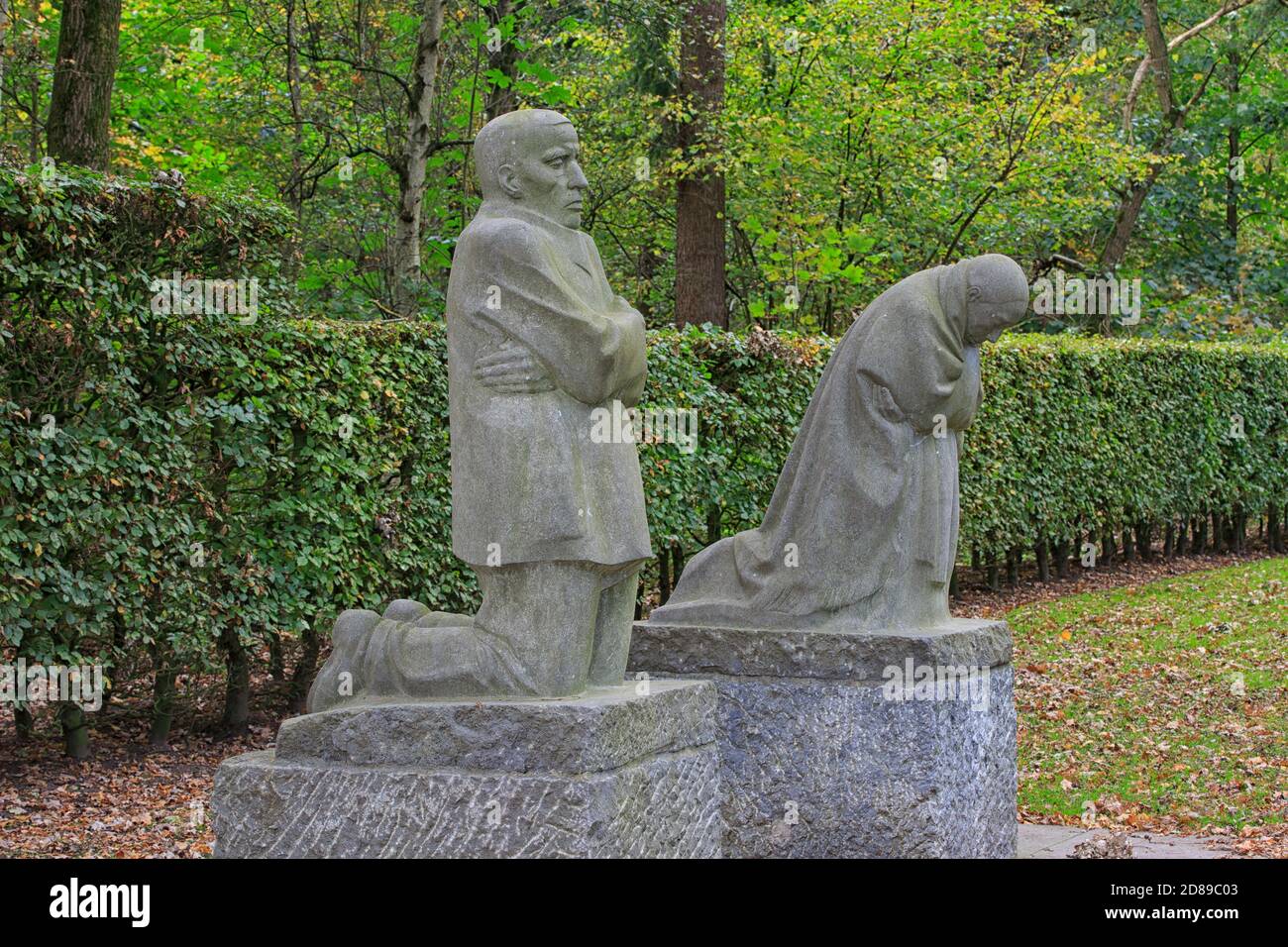 Les parents en deuil de Käthe Kollwitz (1867-1945) au cimetière de guerre allemand de Vladslo - Deutscher Soldatenfriedhof Vladslo à Diksmuide, Belgique Banque D'Images