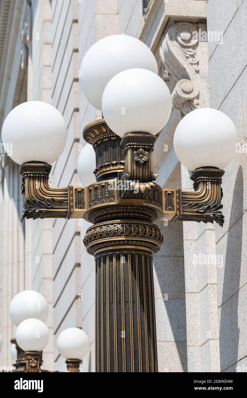 Feux de rue en laiton élaborés à l'extérieur de l'ancien bâtiment de la Banque d'Amérique, sur la 15e rue NW, Washington DC. Banque D'Images