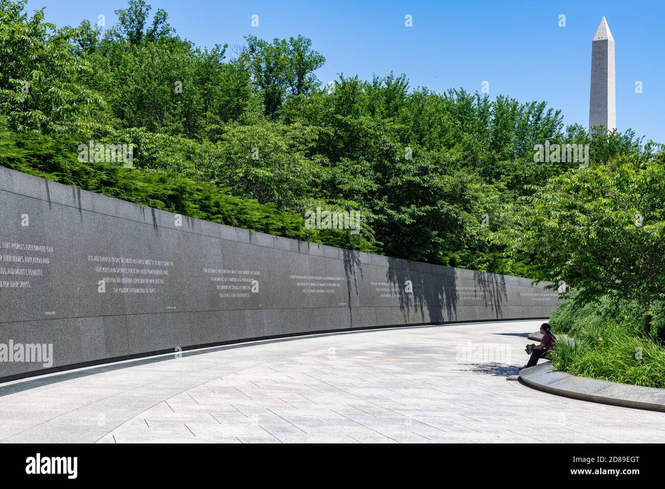 Un homme étudie les citations sur le mur d'inscription du Mémorial Martin Luther King Jr. Dans le parc West Potomac. Banque D'Images