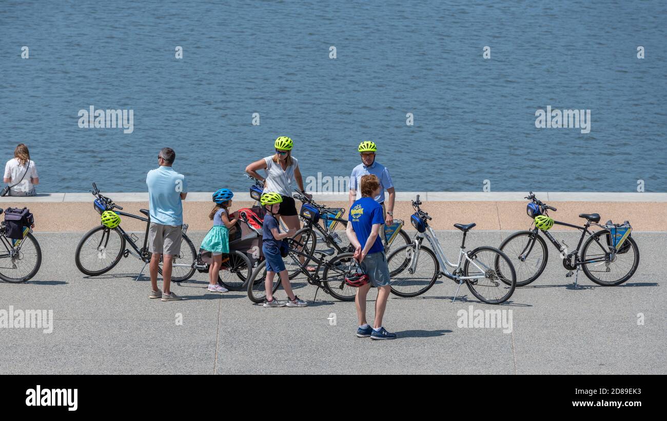 Une visite en vélo de Washington DC fait une pause dans le bassin de Tidal, près du Jefferson Memorial. Banque D'Images Une visite en vélo de Washington DC fait une pause dans le bassin de Tidal, près du Jefferson Memorial. Banque D'Images