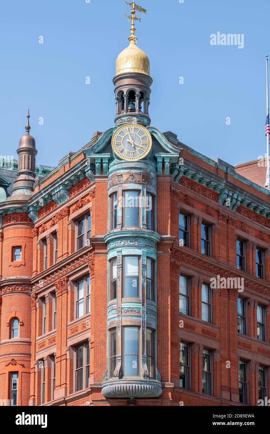 James Hamilton Windrim Queen Anne style Red Brick National Savings and Trust Co HQ. Construit en 1888, il dispose d'une horloge ornée et d'une coupole dorée Banque D'Images