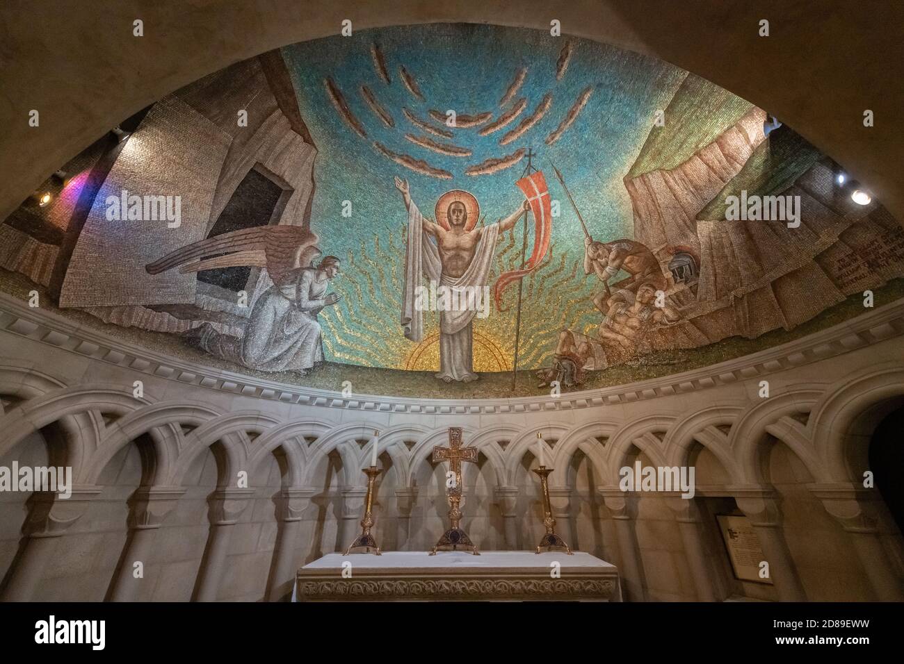 La mosaïque abside art déco de Hildreth Meière de la Résurrection dans la chapelle crypte de la Résurrection de la cathédrale nationale de Washington. Banque D'Images