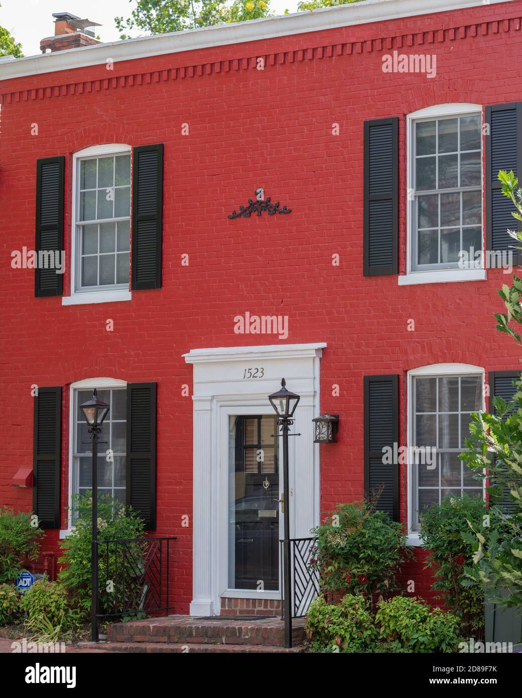 La façade rouge vif d'une maison historique de Georgetown au 1523 26e St NW à Washington, DC. Banque D'Images