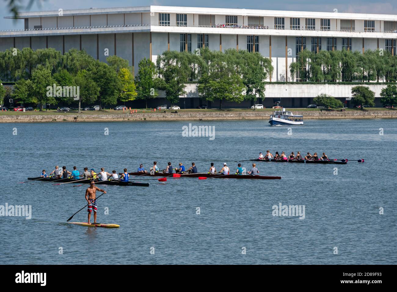 Les chevaliers d'aviron se rassemblent sur la rivière Potomac en face du John F Kennedy Center for the Performing Arts à Washington DC. Banque D'Images