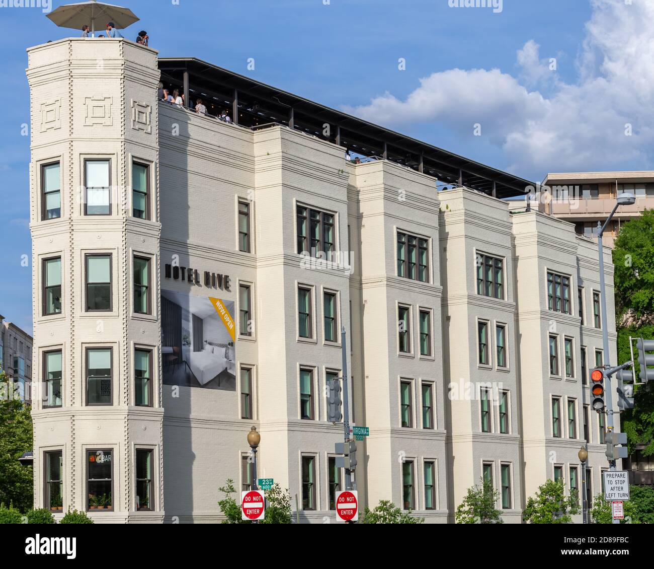 Installé dans un ancien bâtiment industriel de 116 ans, le micro-hôtel de l'hôtel Hive à Foggy Bottom possède un bar sur le toit populaire auprès des clients et des touristes. Banque D'Images