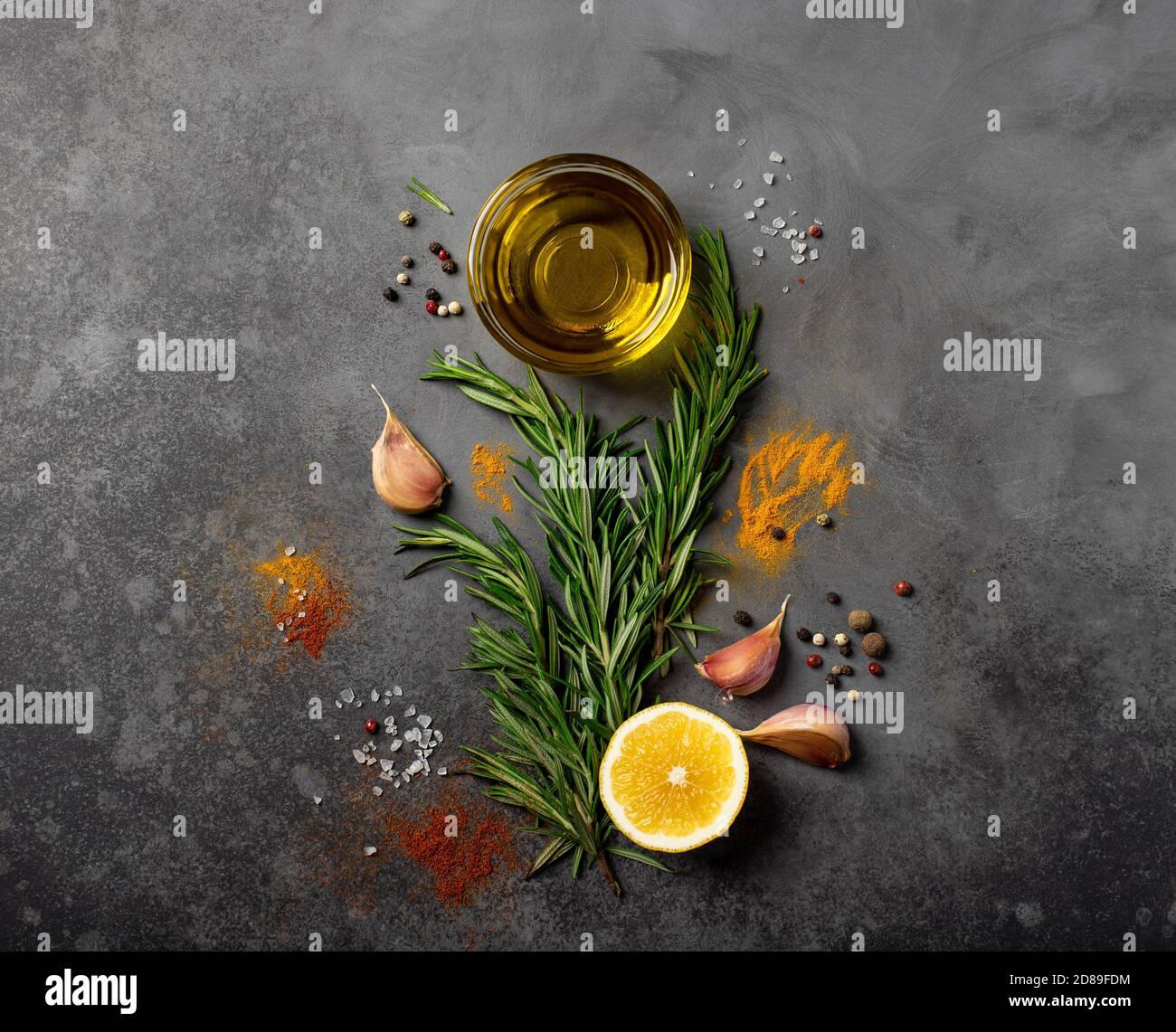 sélection d'épices, d'herbes et de légumes verts. ingrédients pour cuisiner. fond sombre, vue du dessus Banque D'Images