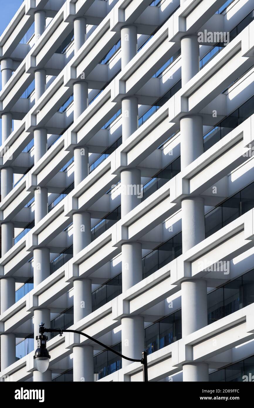 La façade angulaire blanche et nette du 1775 Pennsylvania Avenue a Immeuble de bureaux de 12 étages à Washington DC Banque D'Images