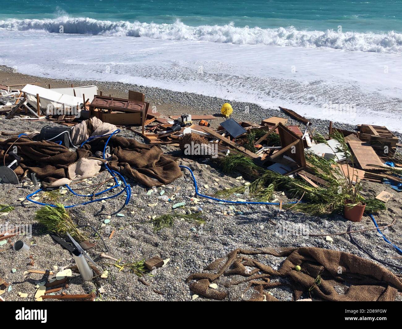 Épave sur la plage après une tempête, Nice, Alpes-Maritimes, France Banque D'Images