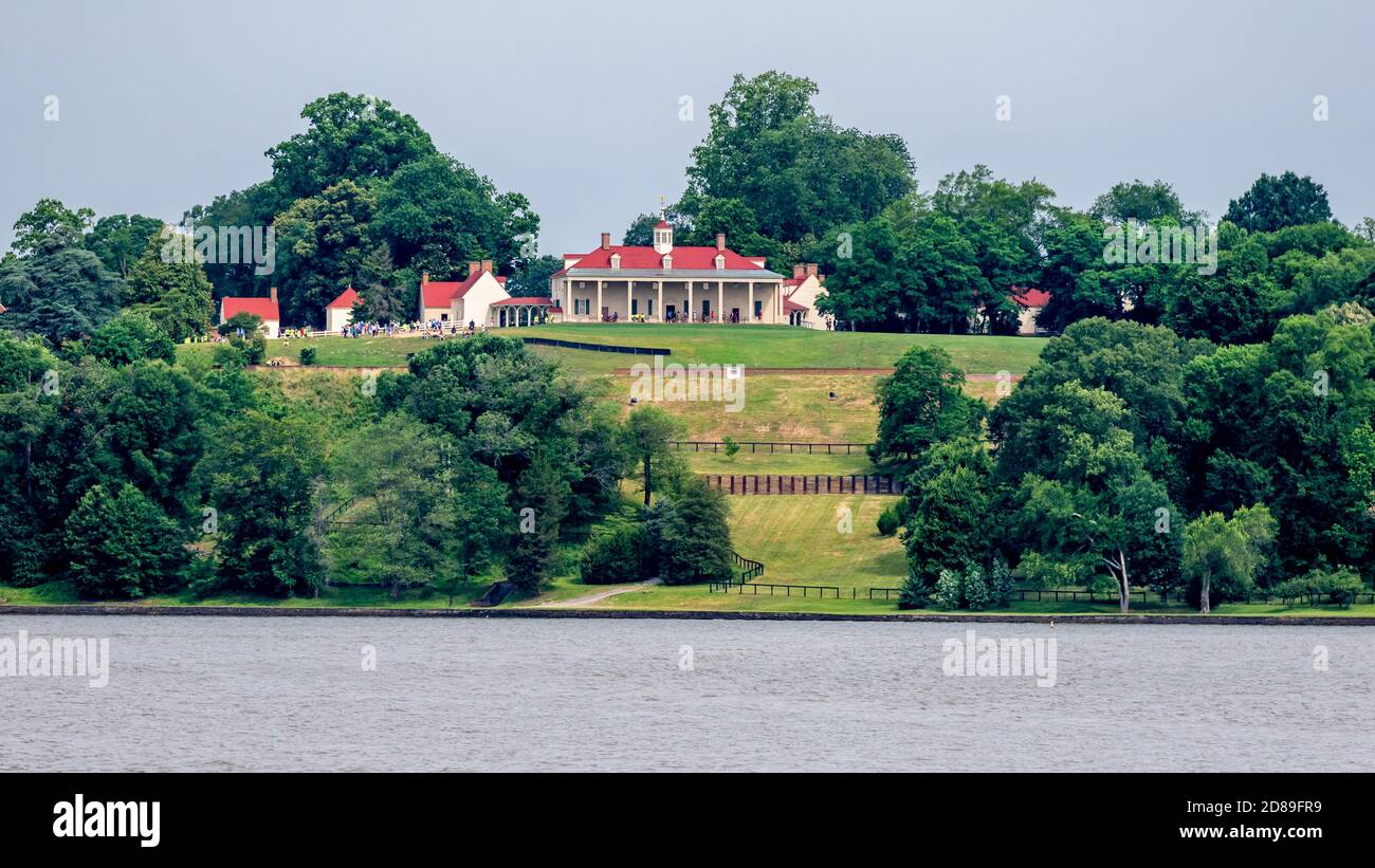 Vue depuis le fleuve Potomac de la demeure au toit rouge et des bâtiments du domaine Mount Vernon de George Washington. Banque D'Images