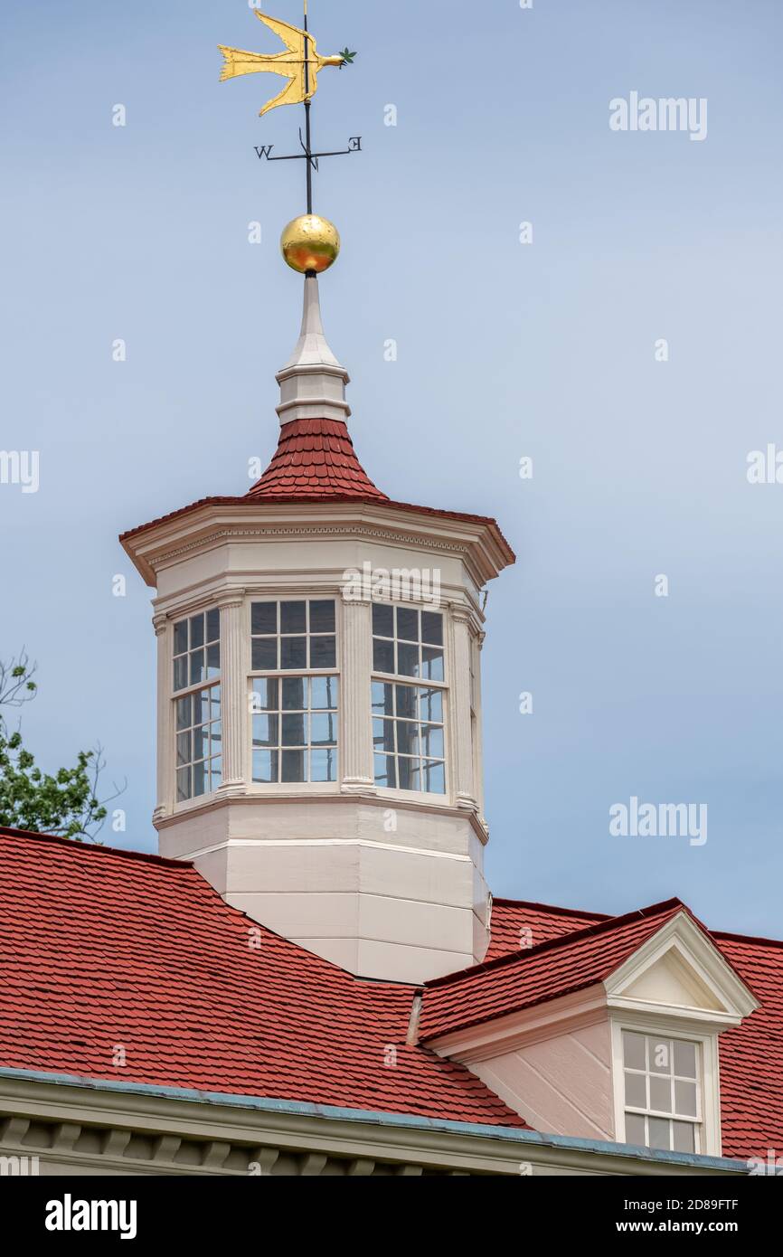La weathervane des 1787 colombes de la paix de Joseph RakestrRAW, au sommet de la coupole ornée de la Mansion, demeure de George Washington à Mount Vernon, Virginie Banque D'Images