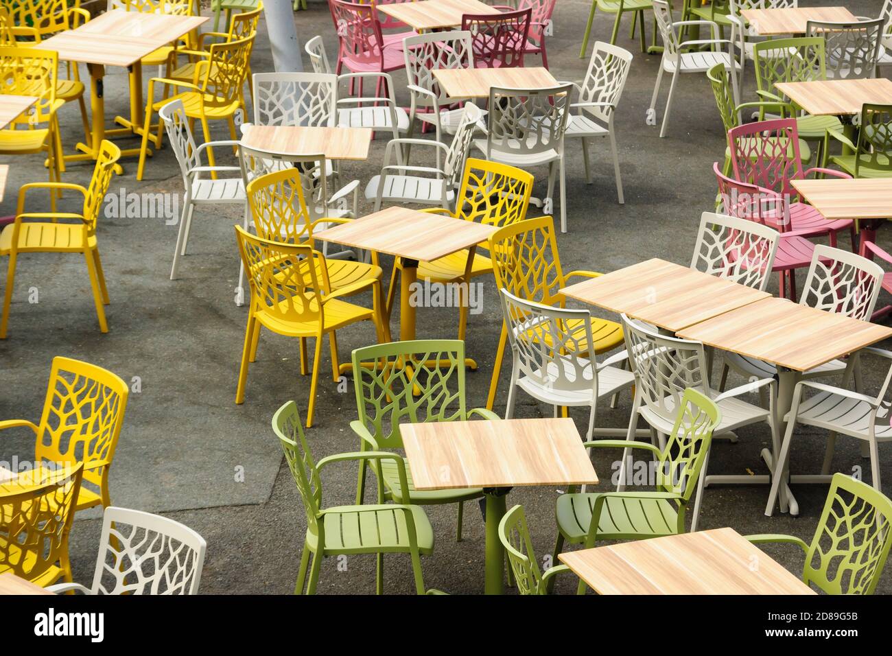 Vider les chaises et les tables dans une salle à manger extérieure à Le projet Eden à Cornwall Banque D'Images