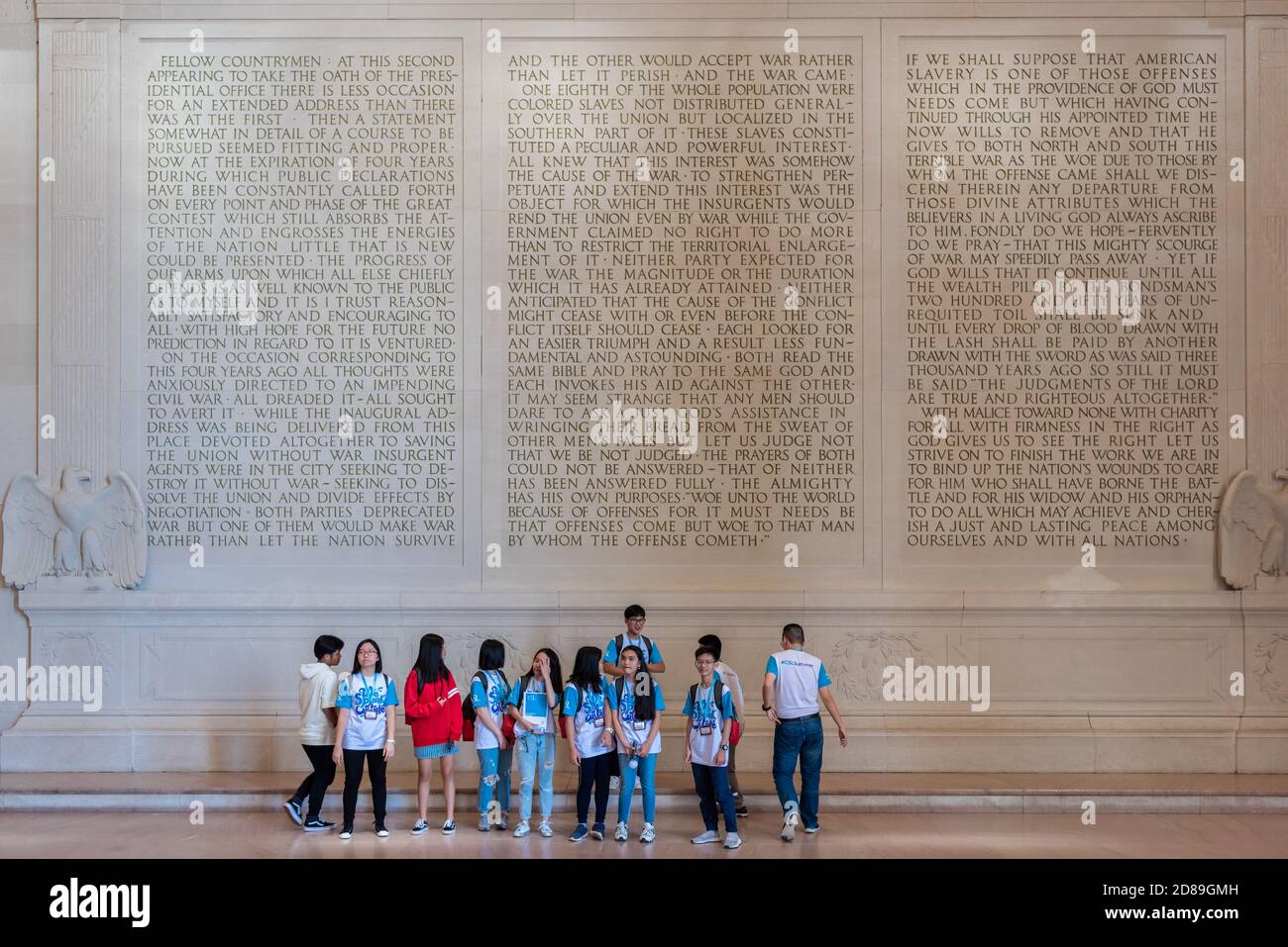 Un groupe d'étudiants vietnamiens pose devant le deuxième discours inaugural d'Abraham Lincoln, sculpté dans le mur nord du Lincoln Memorial. Banque D'Images