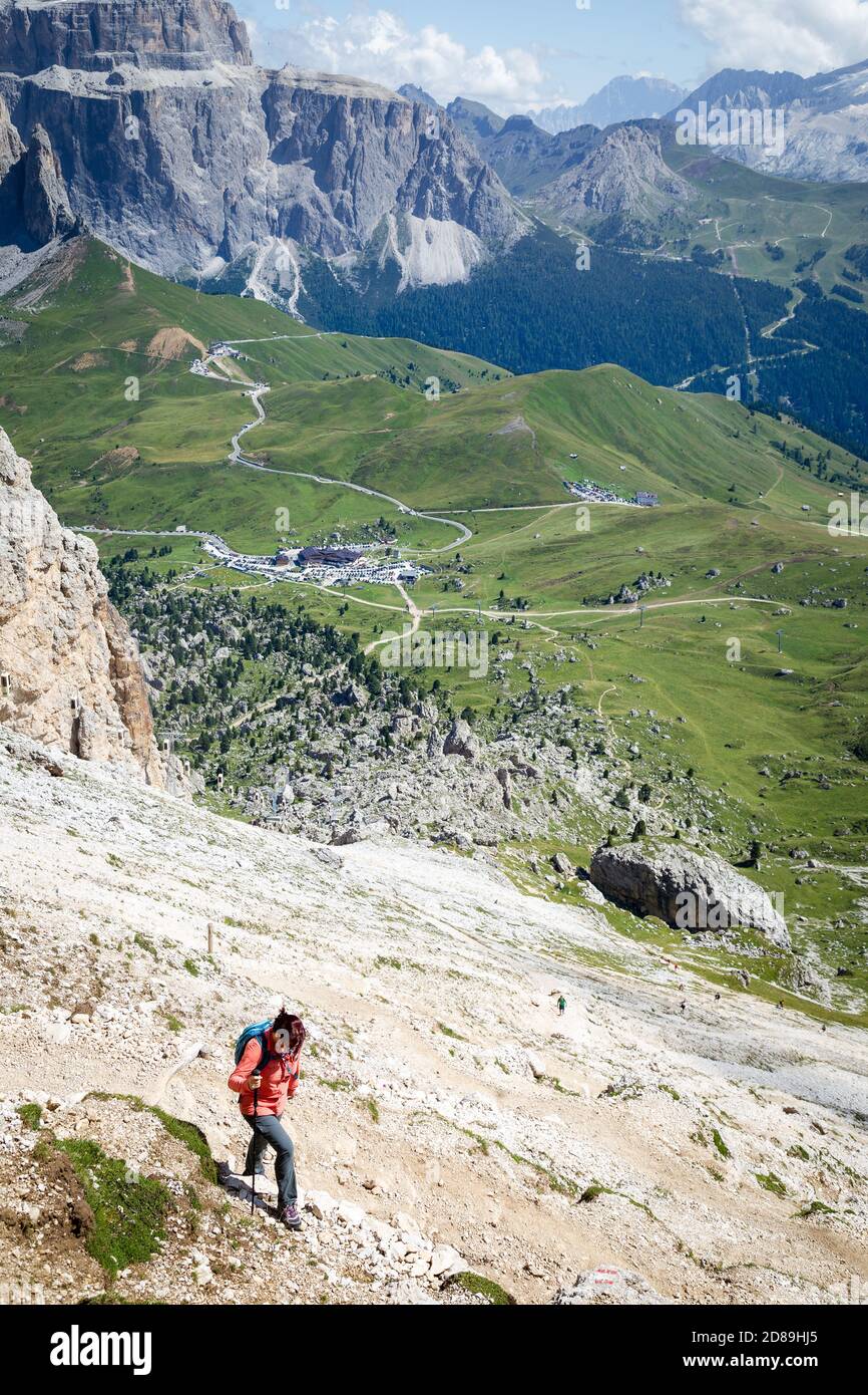 Femme randonnée dans les Dolomites, Belluno, Italie Banque D'Images
