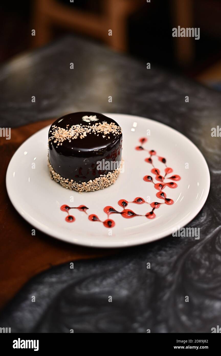 Gateau Au Chocolat Gastronomique Avec Noix Photo Stock Alamy Gateau Au Chocolat Gastronomique Avec Noix Photo Stock Alamy